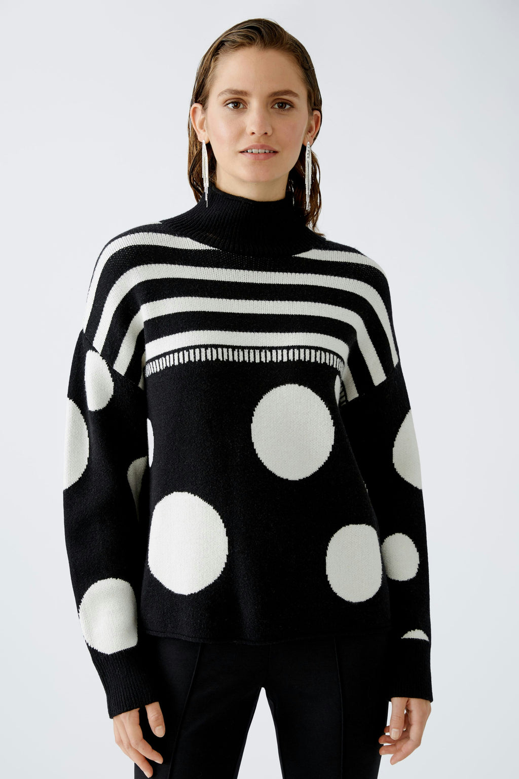 oui spot and stripe turtleneck in black and white (front)