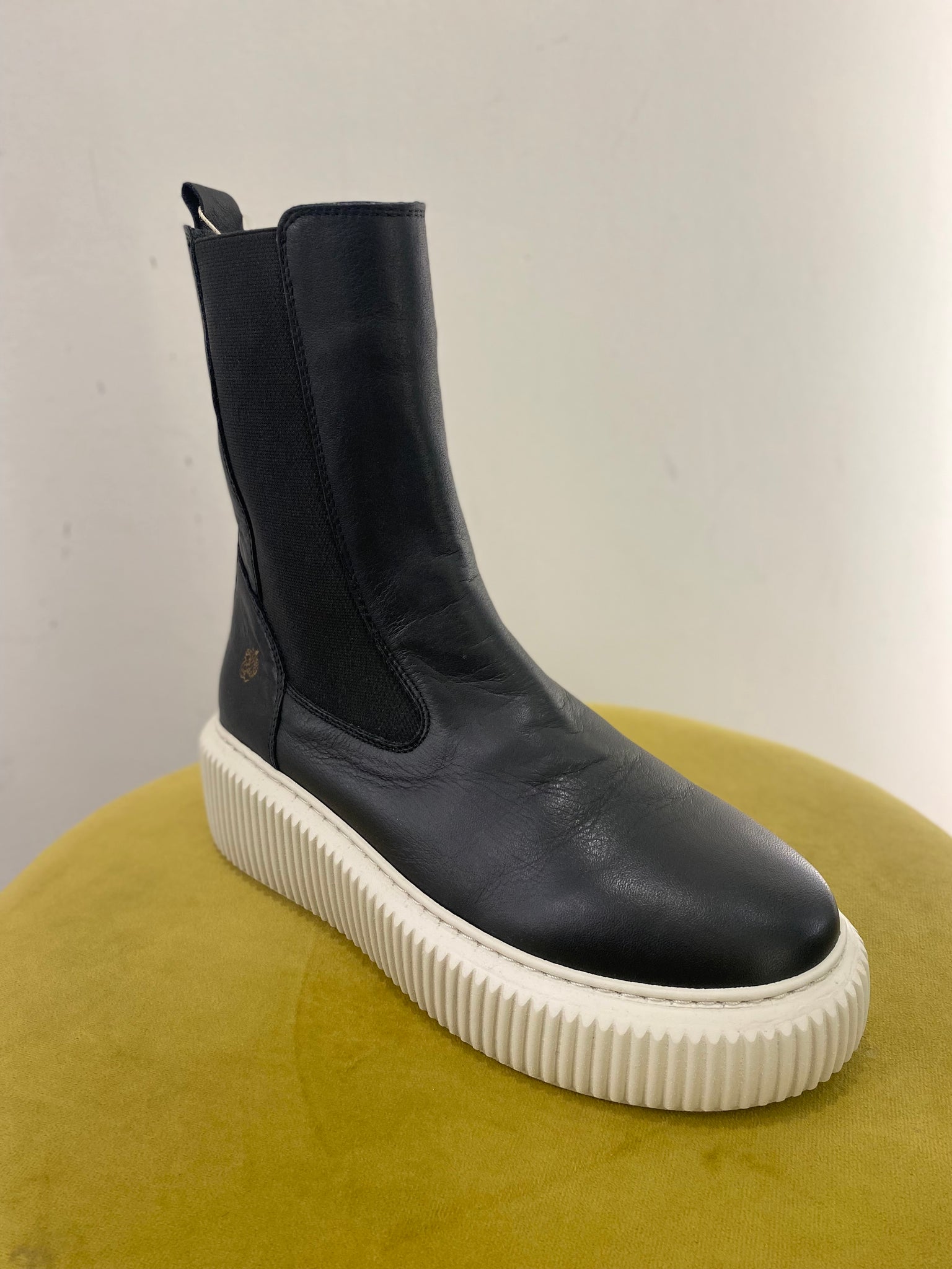 Apple of Eden flatform boot in black (side)