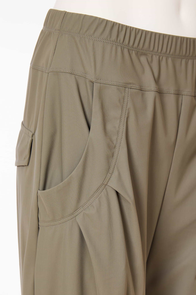 naya classic cuff trousers in army green (detail)