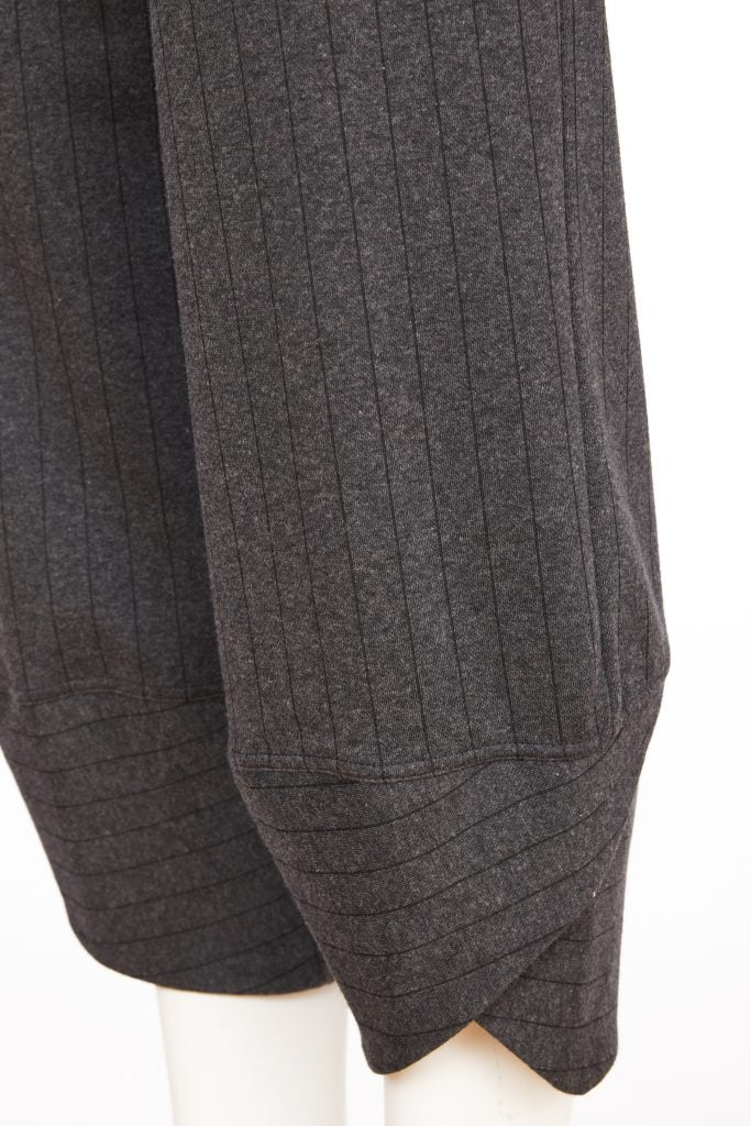 naya ribbed crop trousers in charcoal (detail)