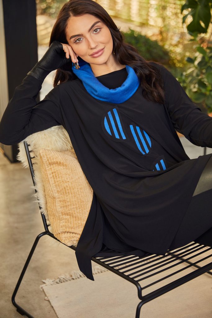 ora tunic with contrast spot detail in black and blue (front)