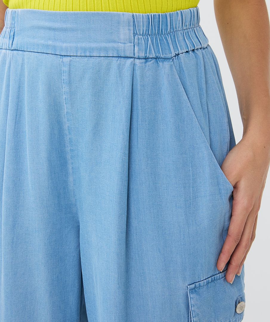 Esqualo Denim look tencel wide leg cargo trousers in light blue. Trousers feature large side pockets and an elasticated waistband (detail)