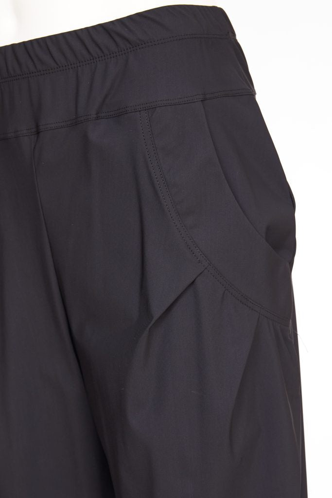 NAYA classic gathered pocket cuff trousers in black (detail)