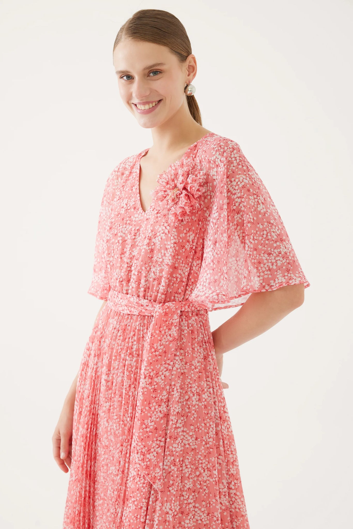 Exquise cherry blossom print pleated dress with vneck in peach

Product code 4218045